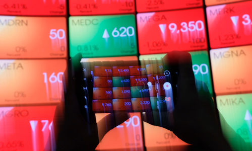 <p>Awak media mengambil gambar layar pergerakan indeks harga saham gabungan (IHSG) di gedung Bursa Efek Indonesia (BEI), Jakarta, Senin, 22 Maret 2021. Foto: Ismail Pohan/TrenAsia</p>
