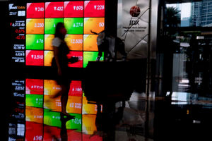 <p>Karyawan melintas dengam latar pergerkan indeks harga saham gabungan (IHSG) di gedung Bursa Efek Indonesia (BEI), Jakarta, Senin, 22 Maret 2021. Foto: Ismail Pohan/TrenAsia</p>
