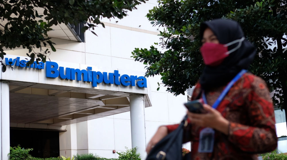 <p>Warga melintas di depan gedung wisma Bumiputera di kawasan jalan Sudirman, Jakarta, Rabu, 24 Maret 2021. Foto: Ismail Pohan/TrenAsia</p>
