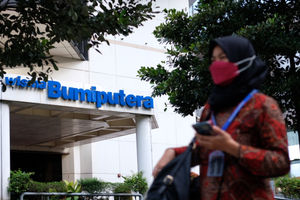 <p>Warga melintas di depan gedung wisma Bumiputera di kawasan jalan Sudirman, Jakarta, Rabu, 24 Maret 2021. Foto: Ismail Pohan/TrenAsia</p>
