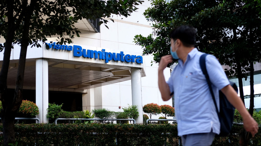 <p>Warga melintas di depan gedung wisma Bumiputera di kawasan jalan Sudirman, Jakarta, Rabu, 24 Maret 2021. Foto: Ismail Pohan/TrenAsia</p>