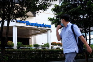 <p>Warga melintas di depan gedung wisma Bumiputera di kawasan jalan Sudirman, Jakarta, Rabu, 24 Maret 2021. Foto: Ismail Pohan/TrenAsia</p>