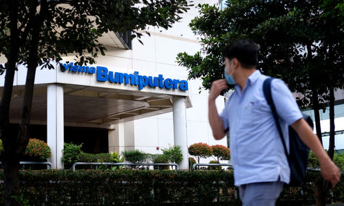 <p>Warga melintas di depan gedung wisma Bumiputera di kawasan jalan Sudirman, Jakarta, Rabu, 24 Maret 2021. Foto: Ismail Pohan/TrenAsia</p>
