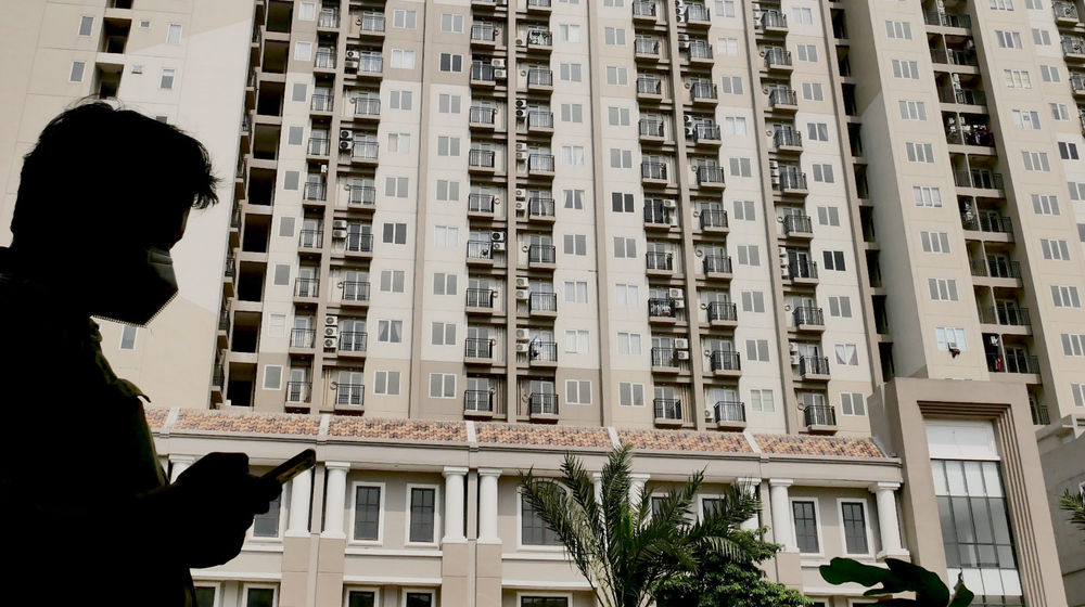 <p>Warga beraktivitas dengan latar bangunan apartemen di kawasan Cimanggis, Depok, Jawa Barat, Rabu, 17 Maret 2021. Foto: Ismail Pohan/TrenAsia</p>
