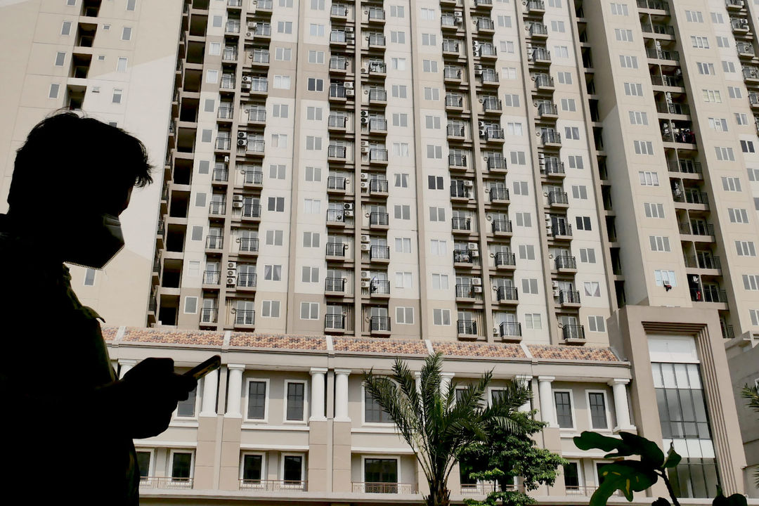 <p>Warga beraktivitas dengan latar bangunan apartemen di kawasan Cimanggis, Depok, Jawa Barat, Rabu, 17 Maret 2021. Foto: Ismail Pohan/TrenAsia</p>
