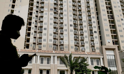 <p>Warga beraktivitas dengan latar bangunan apartemen di kawasan Cimanggis, Depok, Jawa Barat, Rabu, 17 Maret 2021. Foto: Ismail Pohan/TrenAsia</p>
