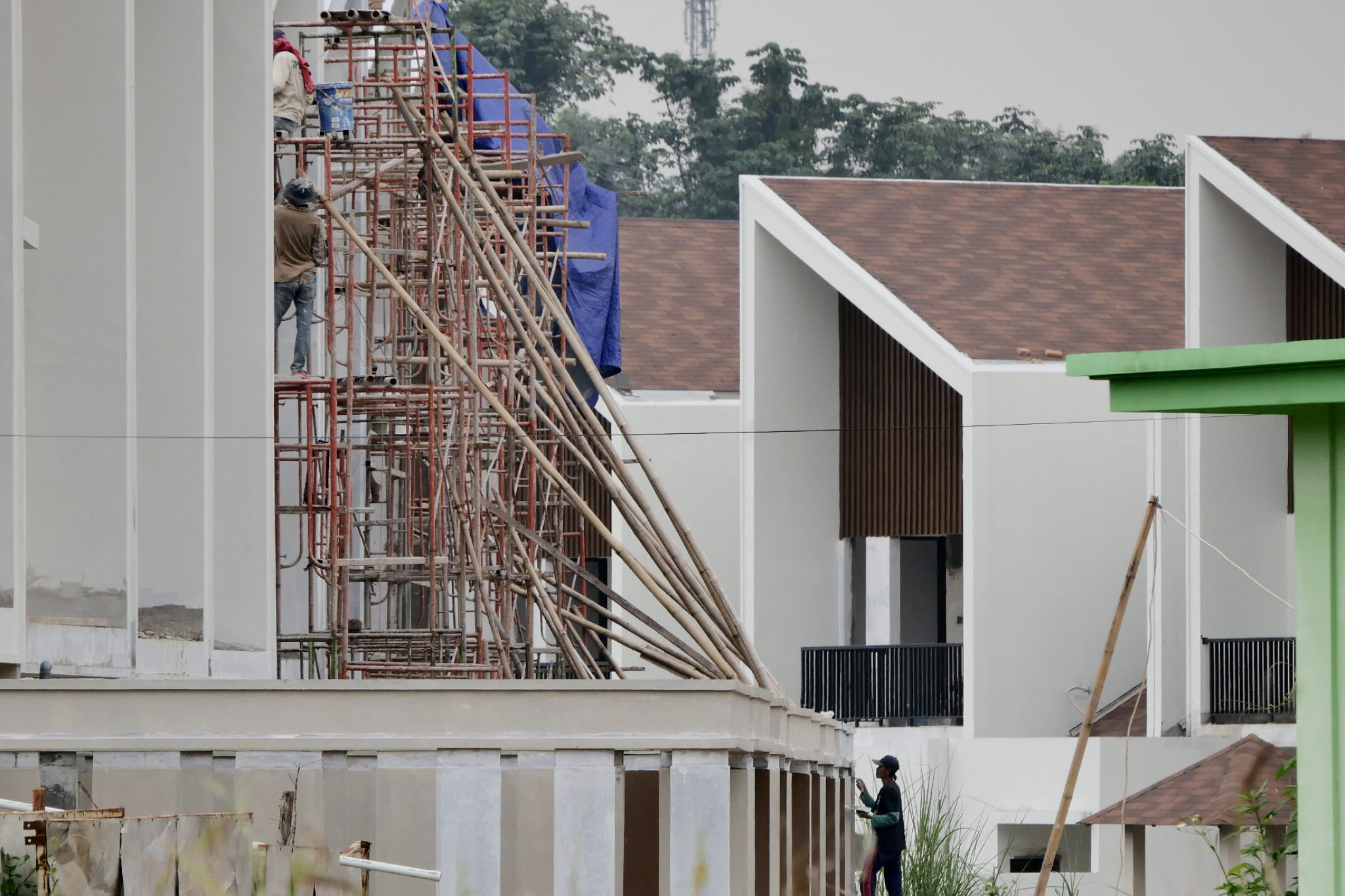 <p>Pekerja menyelesaikan proyek pembangunan rumah di kawasan Cimanggis, Depok, Jawa Barat, Rabu, 17 Maret 2021. Foto: Ismail Pohan/TrenAsia</p>
