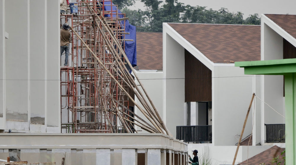 <p>Pekerja menyelesaikan proyek pembangunan rumah di kawasan Cimanggis, Depok, Jawa Barat, Rabu, 17 Maret 2021. Foto: Ismail Pohan/TrenAsia</p>
