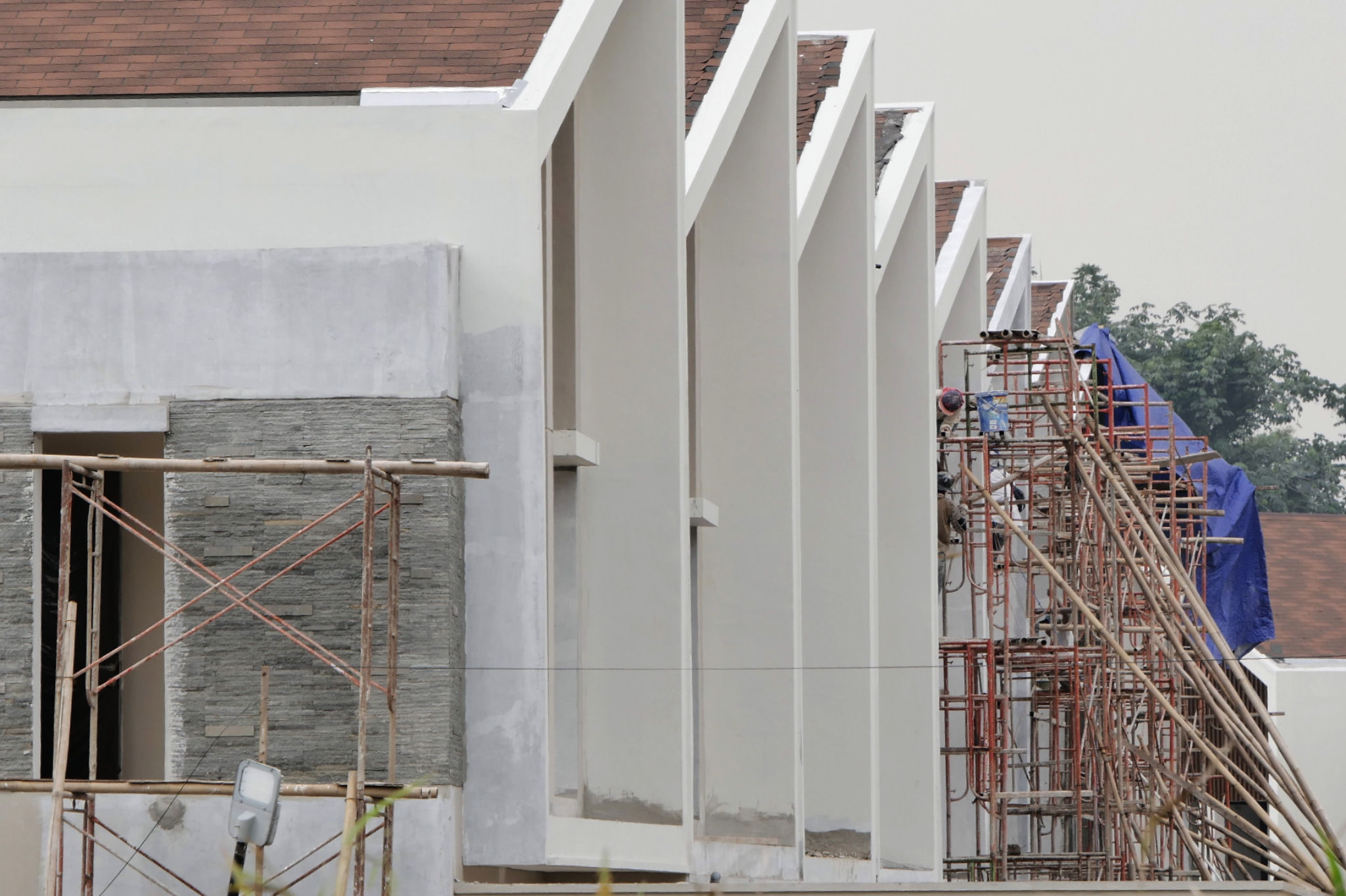 <p>Pekerja menyelesaikan proyek pembangunan rumah di kawasan Cimanggis, Depok, Jawa Barat, Rabu, 17 Maret 2021. Foto: Ismail Pohan/TrenAsia</p>
