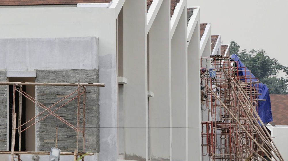 <p>Pekerja menyelesaikan proyek pembangunan rumah di kawasan Cimanggis, Depok, Jawa Barat, Rabu, 17 Maret 2021. Foto: Ismail Pohan/TrenAsia</p>
