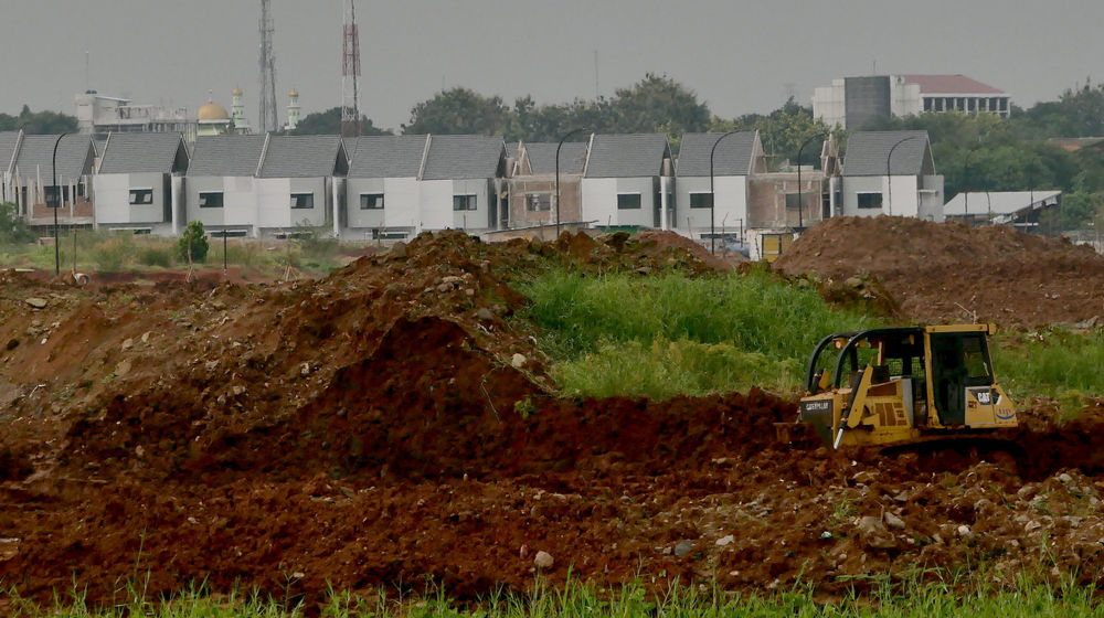 <p>Pekerja dengan alat berat mengerjakan proyek pembangunan rumah di kawasan Cimanggis, Depok, Jawa Barat, Rabu, 17 Maret 2021. Foto: Ismail Pohan/TrenAsia</p>
