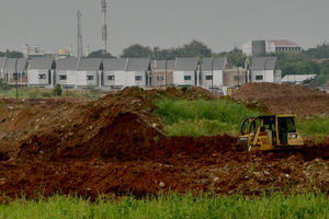 <p>Pekerja dengan alat berat mengerjakan proyek pembangunan rumah di kawasan Cimanggis, Depok, Jawa Barat, Rabu, 17 Maret 2021. Foto: Ismail Pohan/TrenAsia</p>
