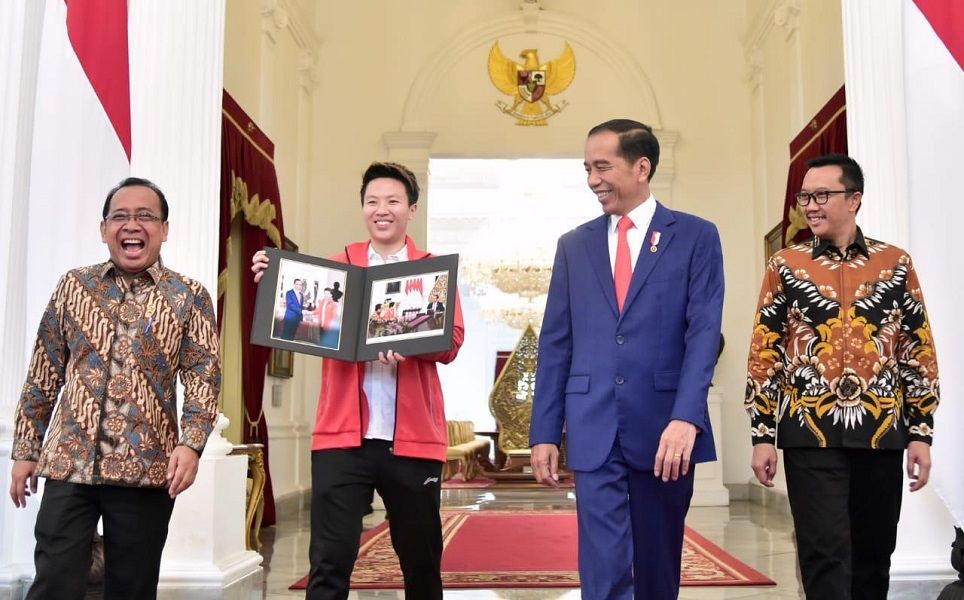 <p>Presiden Joko Widodo saat menemui atlet bulu tangkis Liliyana Natsir alias Butet yang kini sudah pensiun. / Dok. BPMI Setpres</p>
