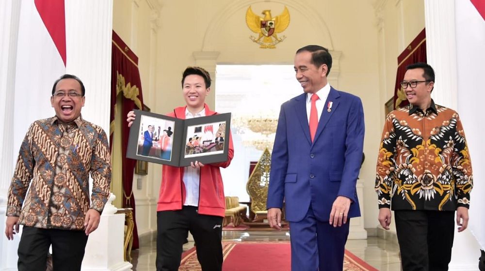 <p>Presiden Joko Widodo saat menemui atlet bulu tangkis Liliyana Natsir alias Butet yang kini sudah pensiun. / Dok. BPMI Setpres</p>
