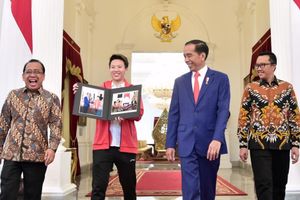 <p>Presiden Joko Widodo saat menemui atlet bulu tangkis Liliyana Natsir alias Butet yang kini sudah pensiun. / Dok. BPMI Setpres</p>

