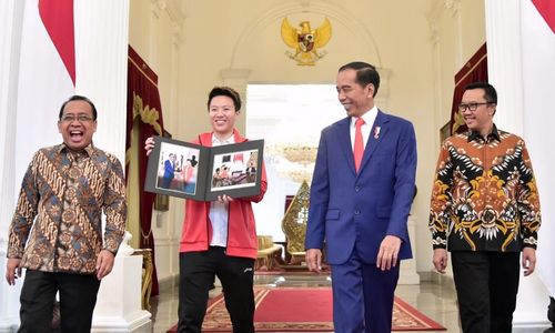 <p>Presiden Joko Widodo saat menemui atlet bulu tangkis Liliyana Natsir alias Butet yang kini sudah pensiun. / Dok. BPMI Setpres</p>
