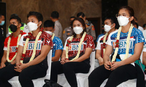 <p>Pebulutangkis All England Indonesia mengikuti jumpa pers setibanya dari Inggris di Terminal VVIP Bandara Soekarno Hatta, Tangerang, Banten, Senin 22 Maret 2021 malam. Foto : Panji Asmoro/TrenAsia</p>
