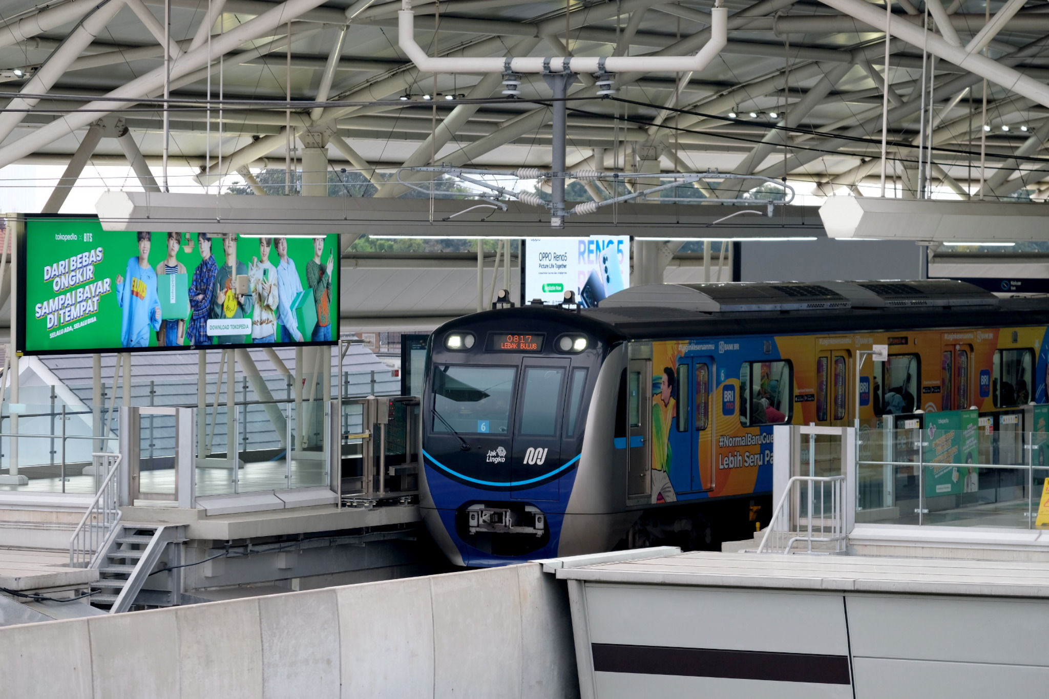 <p>Rangkaian kereta Moda Raya Terpadu (MRT) berhenti di stasiun ASEAN, Jakarta, Selasa, 9 Maret 2021. Foto: Ismail Pogan/TrenAsia</p>

