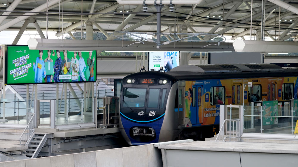 <p>Rangkaian kereta Moda Raya Terpadu (MRT) berhenti di stasiun ASEAN, Jakarta, Selasa, 9 Maret 2021. Foto: Ismail Pogan/TrenAsia</p>
