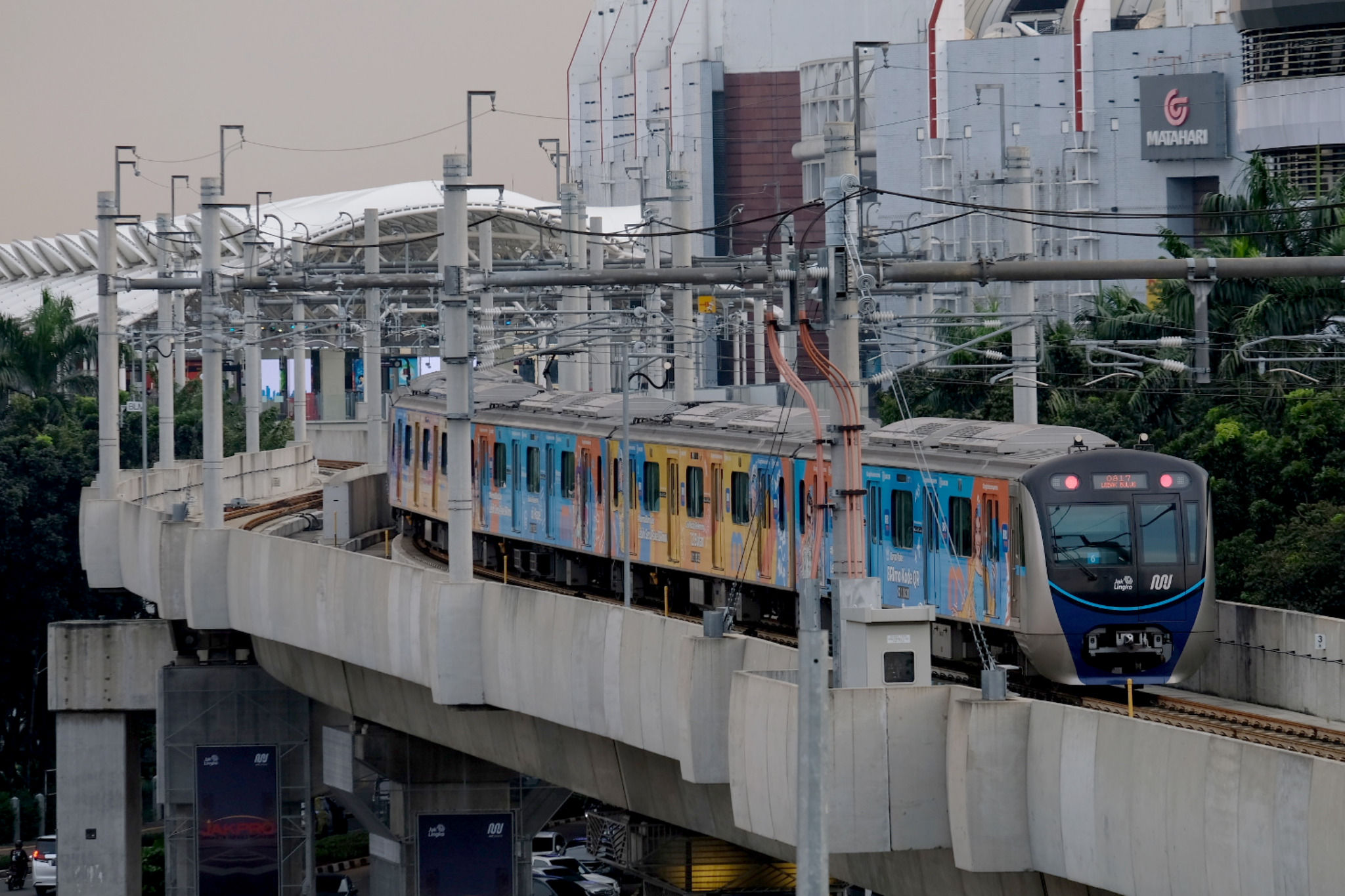 <p>Rangkaian kereta Moda Raya Terpadu (MRT) melintas di kawasan Blok M, Jakarta, Selasa, 9 Maret 2021. Foto: Ismail Pohan/TrenAsia</p>
