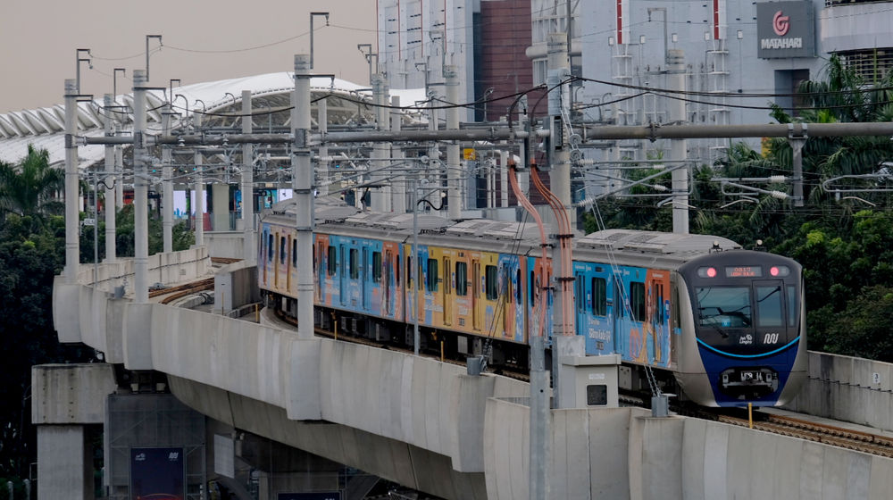 <p>Rangkaian kereta Moda Raya Terpadu (MRT) melintas di kawasan Blok M, Jakarta, Selasa, 9 Maret 2021. Foto: Ismail Pohan/TrenAsia</p>
