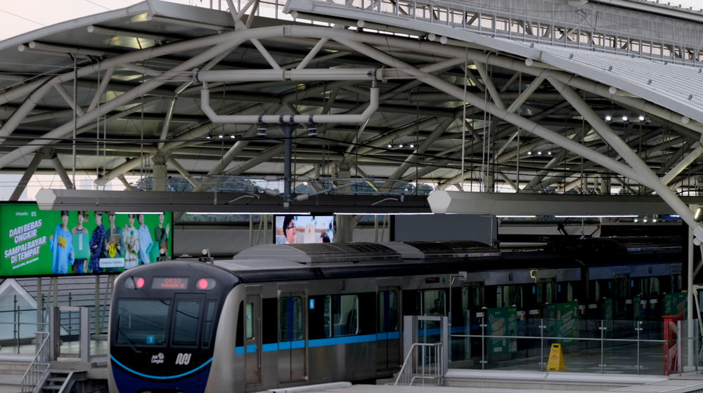 <p>Rangkaian kereta Moda Raya Terpadu (MRT) berhenti di stasiun ASEAN, Jakarta, Selasa, 9 Maret 2021. Foto: Ismail Pohan/TrenAsia</p>