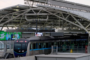 <p>Rangkaian kereta Moda Raya Terpadu (MRT) berhenti di stasiun ASEAN, Jakarta, Selasa, 9 Maret 2021. Foto: Ismail Pohan/TrenAsia</p>
