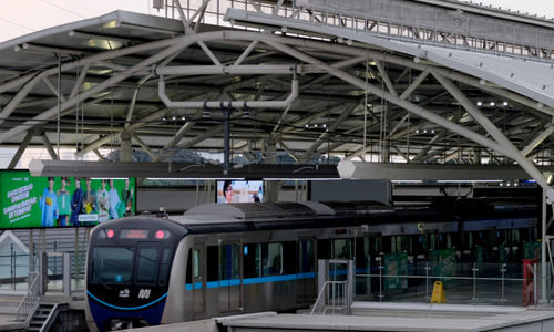 <p>Rangkaian kereta Moda Raya Terpadu (MRT) berhenti di stasiun ASEAN, Jakarta, Selasa, 9 Maret 2021. Foto: Ismail Pohan/TrenAsia</p>
