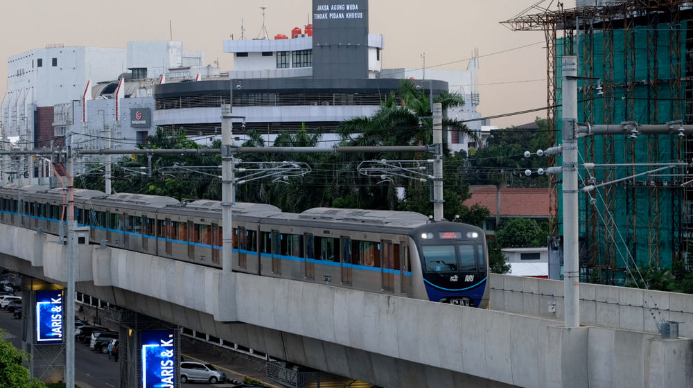 <p>Rangkaian kereta Moda Raya Terpadu (MRT) melintas di kawasan Blok M, Jakarta, Selasa, 9 Maret 2021. Foto: Ismail Pohan/TrenAsia</p>
