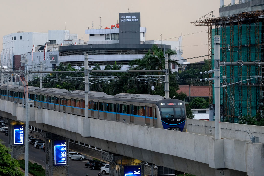 <p>Rangkaian kereta Moda Raya Terpadu (MRT) melintas di kawasan Blok M, Jakarta, Selasa, 9 Maret 2021. Foto: Ismail Pohan/TrenAsia</p>
