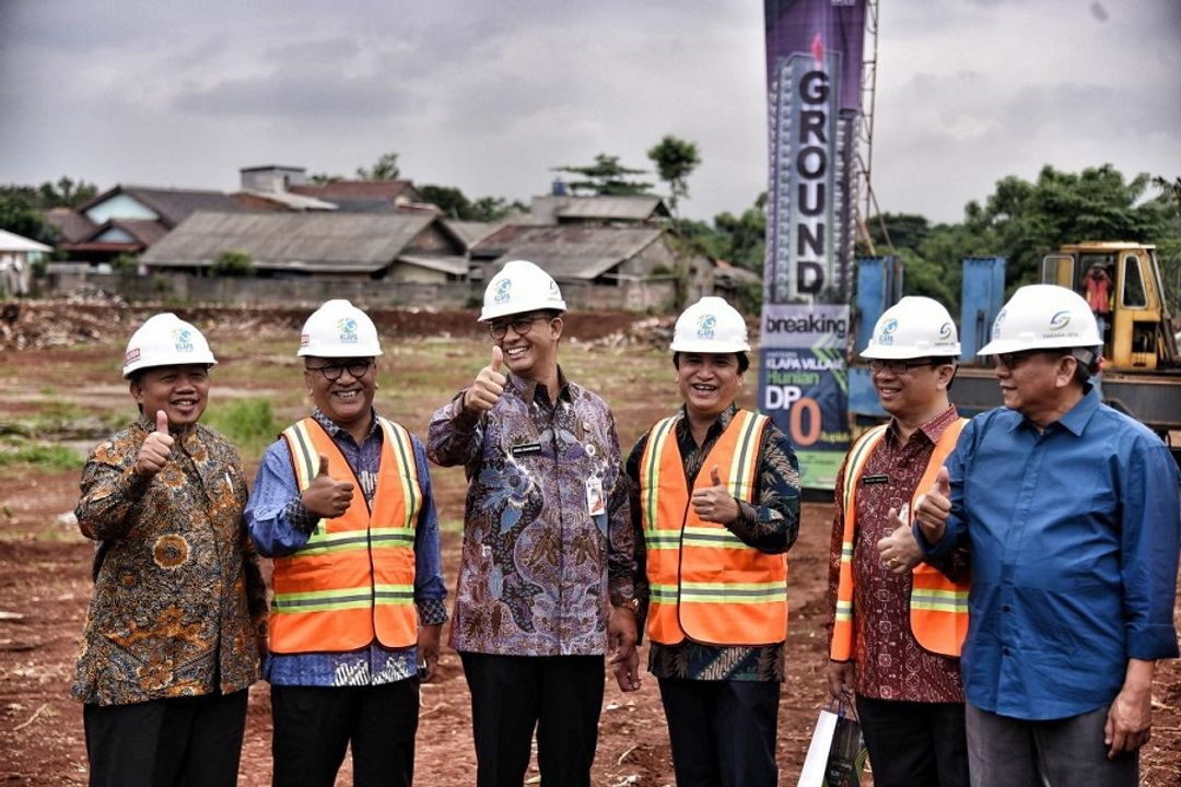 <p>Gubernur DKI Jakarta Anies Baswedan saat ground breaking Klapa Village sebagai proyek rumah DP nol rupiah / Facebook @AniesBaswedan</p>
