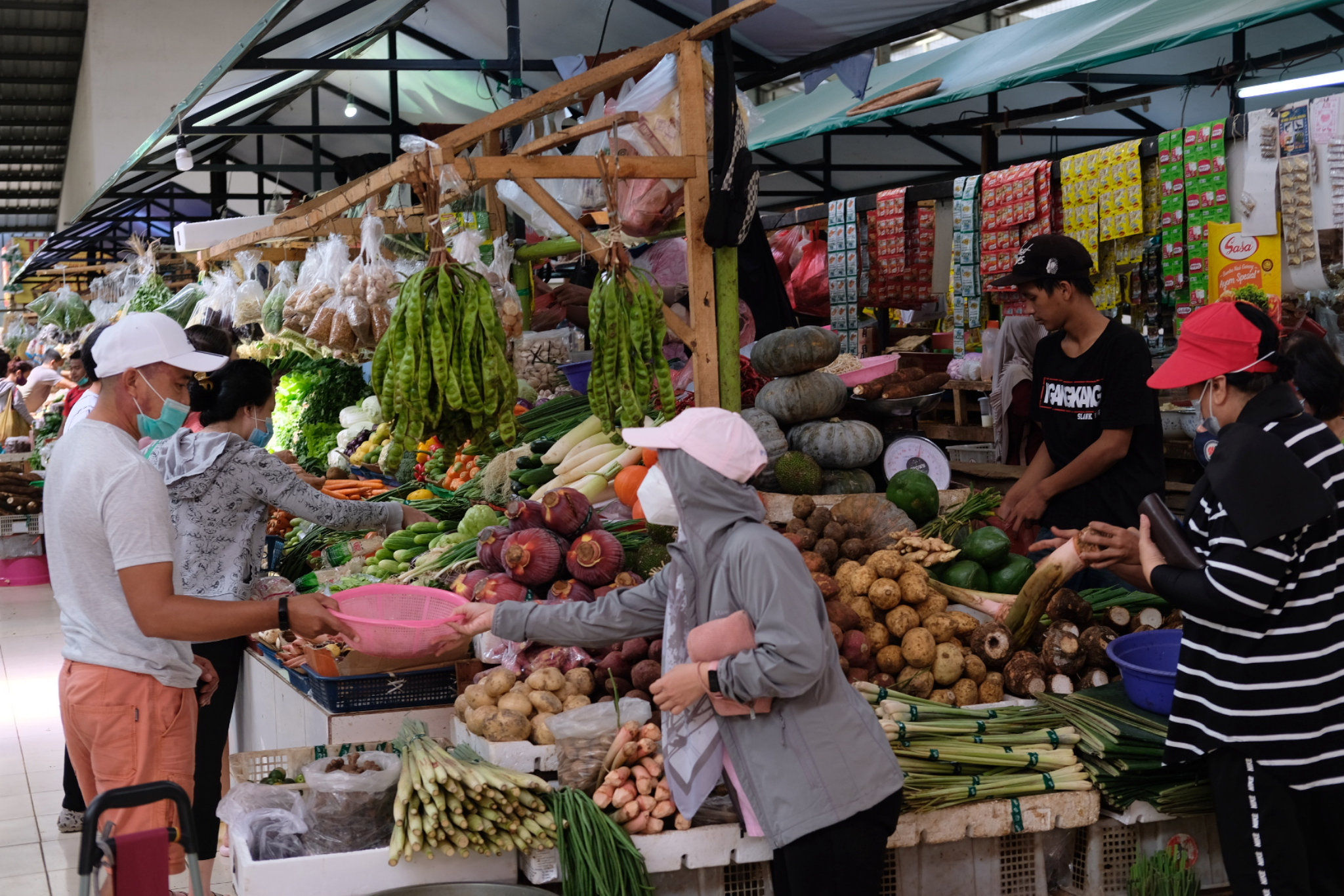 <p>Warga berbelanja di los sayur dan buah  di Pasar Bersih Sentul City, Sentul, Kabupaten Bogor, Jawa Barat, Senin, 15 Maret 2021. Foto: Ismail Pohan/TrenAsia</p>
