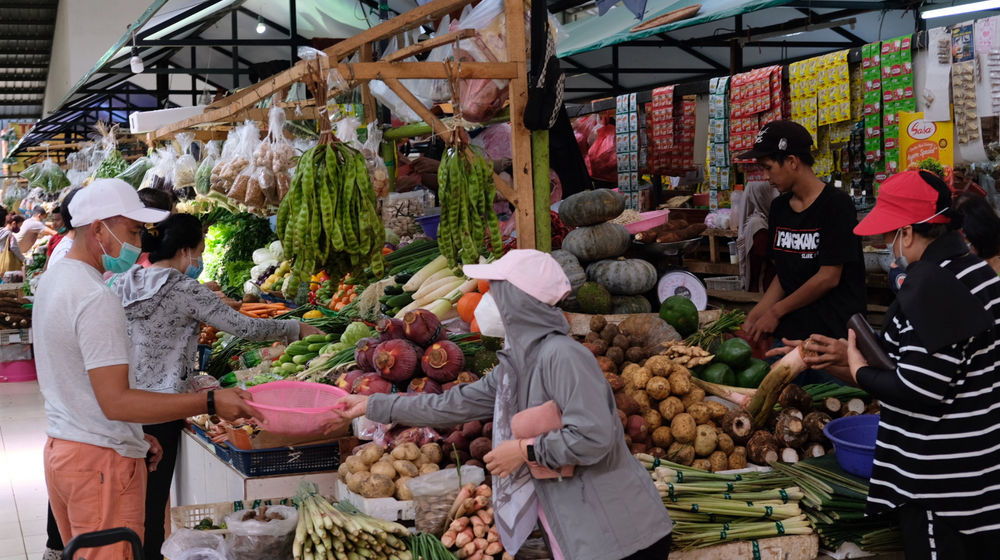 <p>Warga berbelanja di los sayur dan buah  di Pasar Bersih Sentul City, Sentul, Kabupaten Bogor, Jawa Barat, Senin, 15 Maret 2021. Foto: Ismail Pohan/TrenAsia</p>
