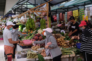 <p>Warga berbelanja di los sayur dan buah  di Pasar Bersih Sentul City, Sentul, Kabupaten Bogor, Jawa Barat, Senin, 15 Maret 2021. Foto: Ismail Pohan/TrenAsia</p>
