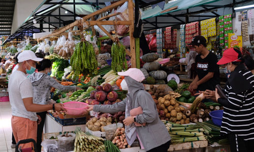 <p>Warga berbelanja di los sayur dan buah  di Pasar Bersih Sentul City, Sentul, Kabupaten Bogor, Jawa Barat, Senin, 15 Maret 2021. Foto: Ismail Pohan/TrenAsia</p>
