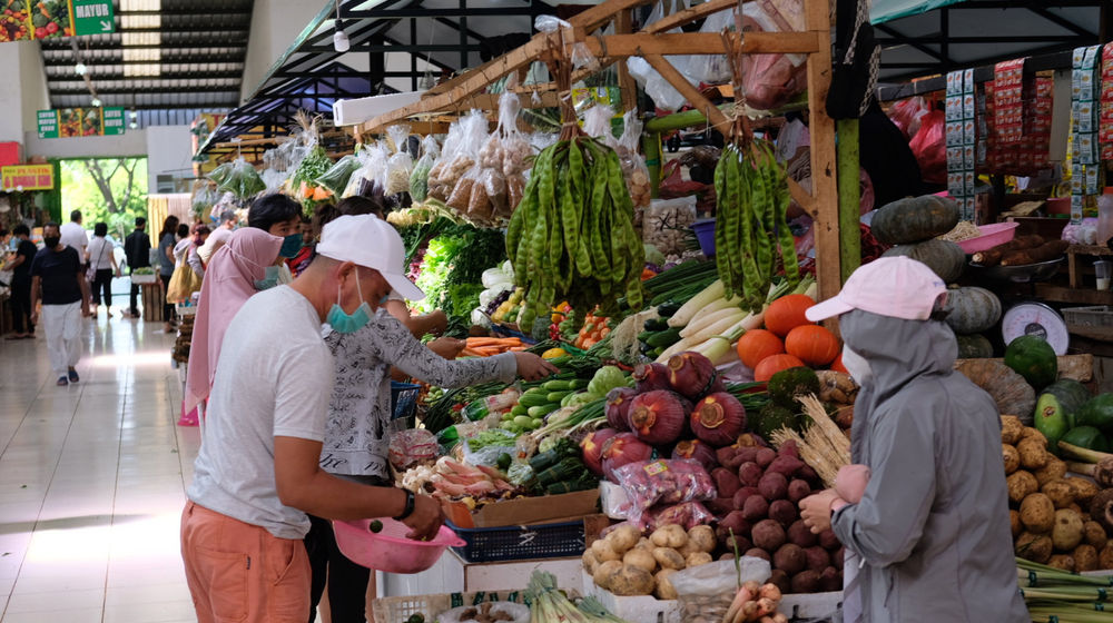<p>Warga berbelanja di los sayur dan buah di Pasar Bersih Sentul City, Sentul, Kabupaten Bogor, Jawa Barat, Senin, 15 Maret 2021. Foto: Ismail Pohan/TrenAsia</p>