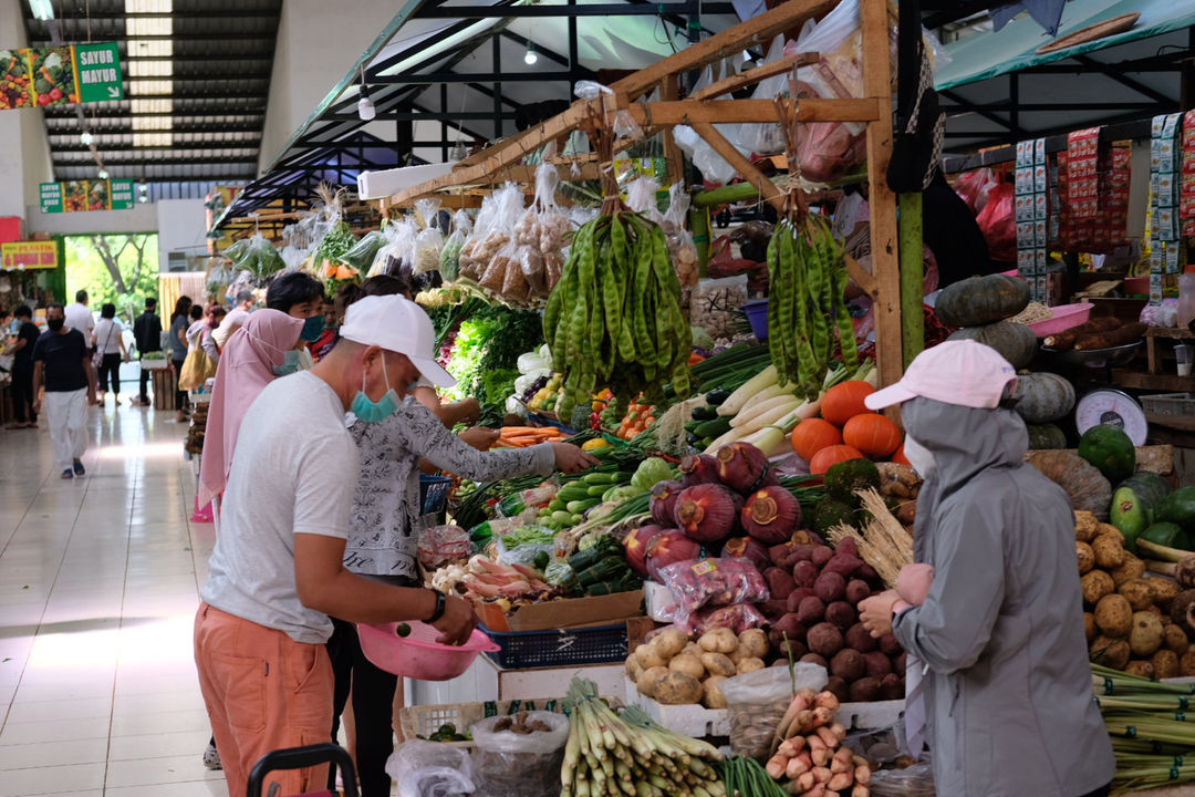 <p>Warga berbelanja di los sayur dan buah  di Pasar Bersih Sentul City, Sentul, Kabupaten Bogor, Jawa Barat, Senin, 15 Maret 2021. Foto: Ismail Pohan/TrenAsia</p>
