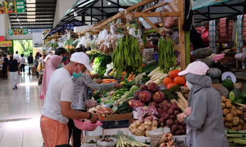 <p>Warga berbelanja di los sayur dan buah  di Pasar Bersih Sentul City, Sentul, Kabupaten Bogor, Jawa Barat, Senin, 15 Maret 2021. Foto: Ismail Pohan/TrenAsia</p>
