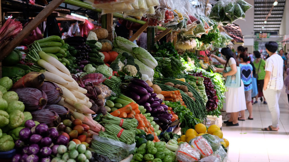 <p>Warga berbelanja di los sayur dan buah  di Pasar Bersih Sentul City, Sentul, Kabupaten Bogor, Jawa Barat, Senin, 15 Maret 2021. Foto: Ismail Pohan/TrenAsia</p>
