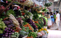 <p>Warga berbelanja di los sayur dan buah  di Pasar Bersih Sentul City, Sentul, Kabupaten Bogor, Jawa Barat, Senin, 15 Maret 2021. Foto: Ismail Pohan/TrenAsia</p>
