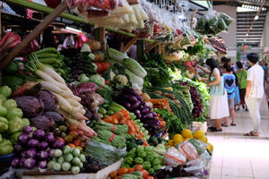 <p>Warga berbelanja di los sayur dan buah  di Pasar Bersih Sentul City, Sentul, Kabupaten Bogor, Jawa Barat, Senin, 15 Maret 2021. Foto: Ismail Pohan/TrenAsia</p>

