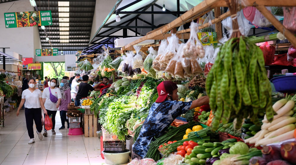 <p>Warga berbelanja di los sayur dan buah  di Pasar Bersih Sentul City, Sentul, Kabupaten Bogor, Jawa Barat, Senin, 15 Maret 2021. Foto: Ismail Pohan/TrenAsia</p>
