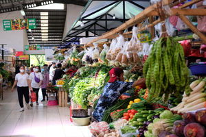 <p>Warga berbelanja di los sayur dan buah  di Pasar Bersih Sentul City, Sentul, Kabupaten Bogor, Jawa Barat, Senin, 15 Maret 2021. Foto: Ismail Pohan/TrenAsia</p>
