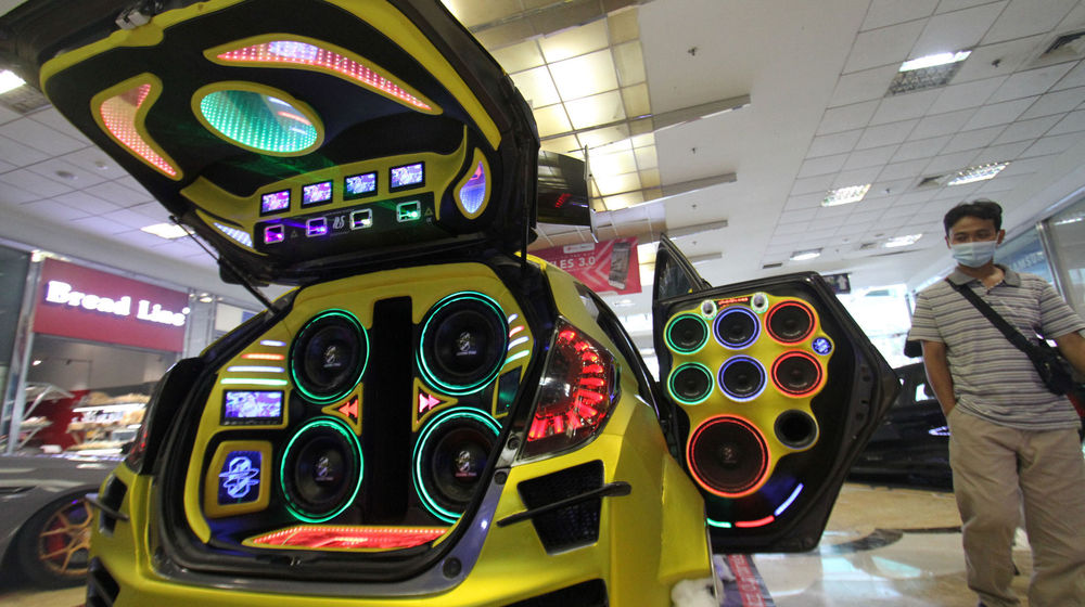 <p>Sejumlah pengunjung mengamati mobil modifikasi yang tengah berlaga dalam Ashar Wheels Auto Contest 2021. Foto: Panji Asmoro/TrenAsia</p>