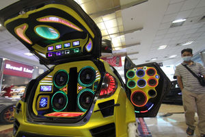 <p>Sejumlah pengunjung mengamati mobil modifikasi yang tengah berlaga dalam Ashar Wheels Auto Contest 2021. Foto: Panji Asmoro/TrenAsia</p>