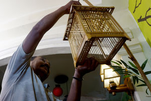 <p>Seorang pengrajin tengah menyelesaikan pesanan berbagai macam kreasi lampion yang terbuat dari barang bekas,Senin 8 Maret 2021 .Foto : Panji Asmoro/TrenAsia</p>
