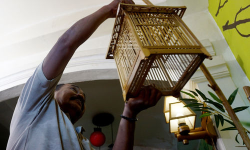 <p>Seorang pengrajin tengah menyelesaikan pesanan berbagai macam kreasi lampion yang terbuat dari barang bekas,Senin 8 Maret 2021 .Foto : Panji Asmoro/TrenAsia</p>
