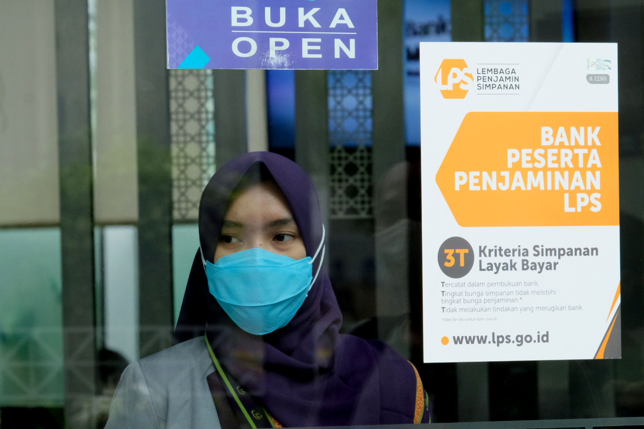 <p>Karyawan beraktivitas di salah satu bank peserta penjaminan LPS di Jakarta, Jum&#8217;at, 5 Maret 2021. Foto: Ismail Pohan/TrenAsia</p>
