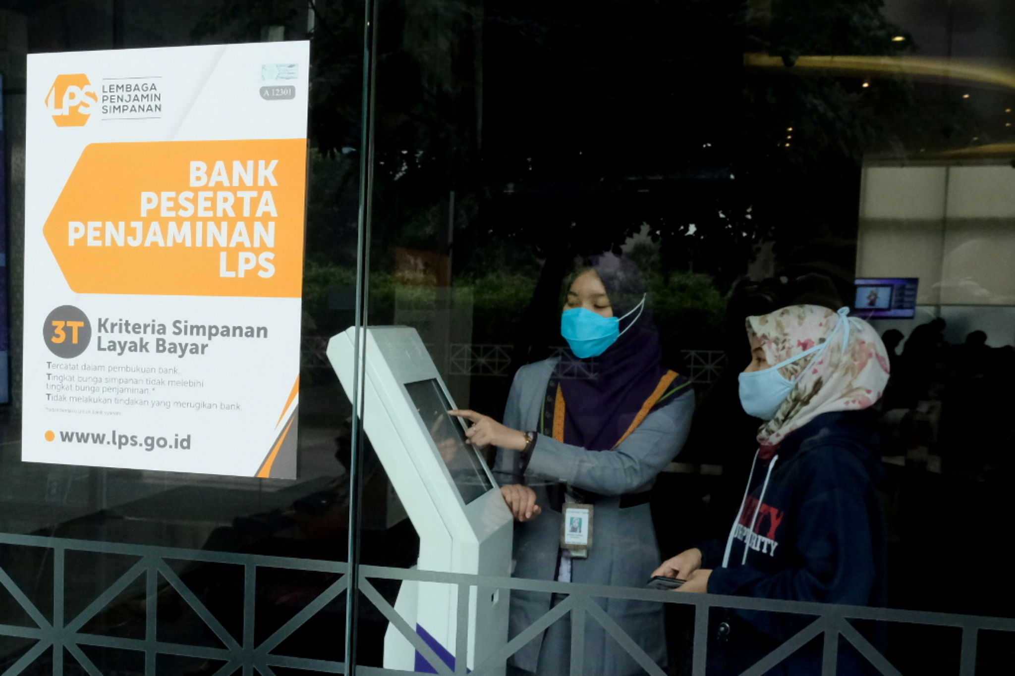 <p>Karyawan melayani nasabah di salah satu bank peserta penjaminan LPS di Jakarta, Jum&#8217;at, 5 Maret 2021. Foto: Ismail Pohan/TrenAsia</p>
