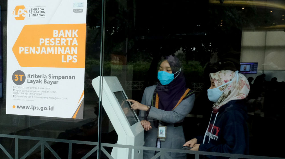 <p>Karyawan melayani nasabah di salah satu bank peserta penjaminan LPS di Jakarta, Jum’at, 5 Maret 2021. Foto: Ismail Pohan/TrenAsia</p>
